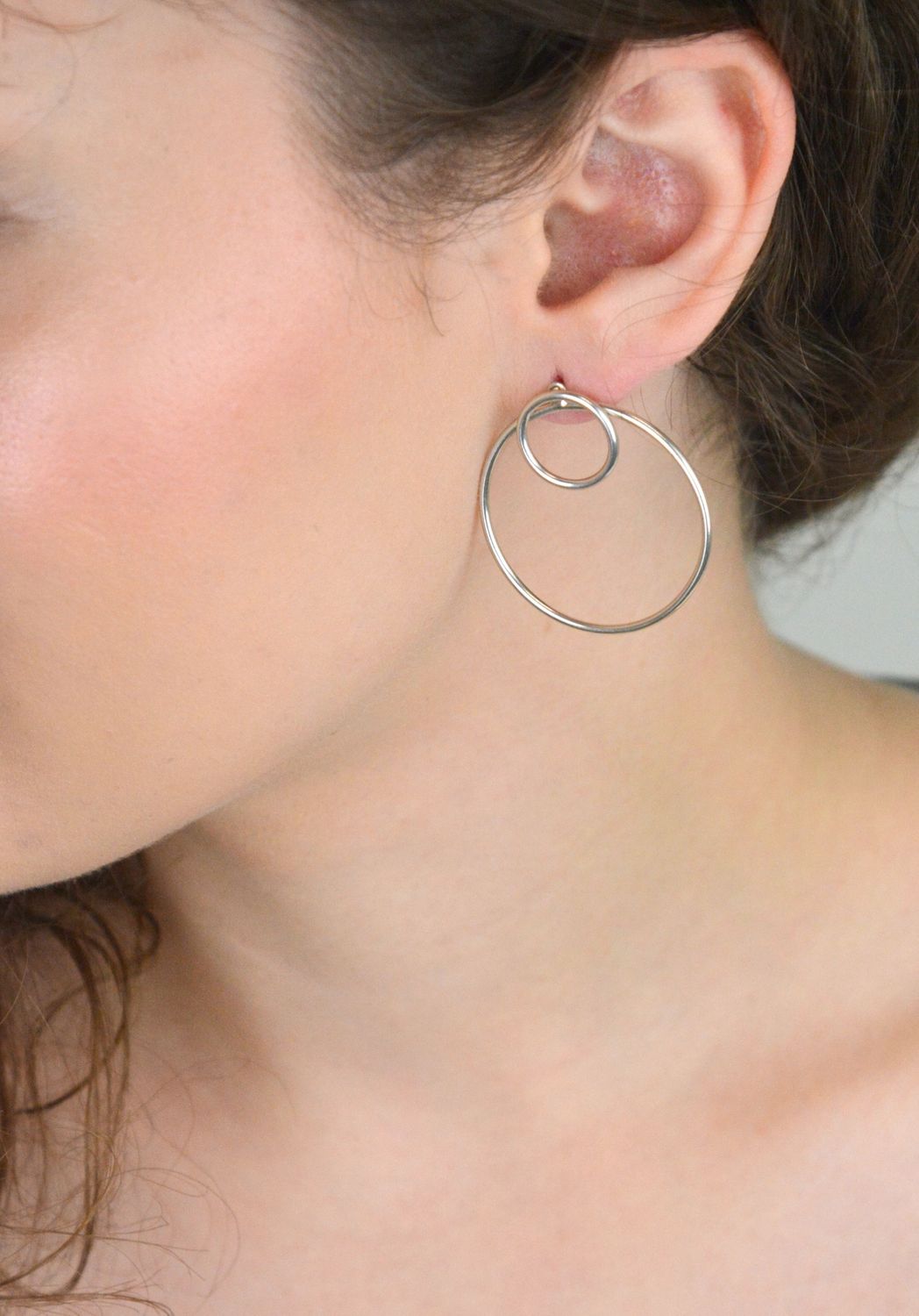 Eleganckie kolczyki damskie srebrne próby 925, kształt kółko w kółku o wymiarach 3,5 cm x 3,5 cm, waga 5,8 g, zapięcie na sztyft. Model K 0808.1.jpg